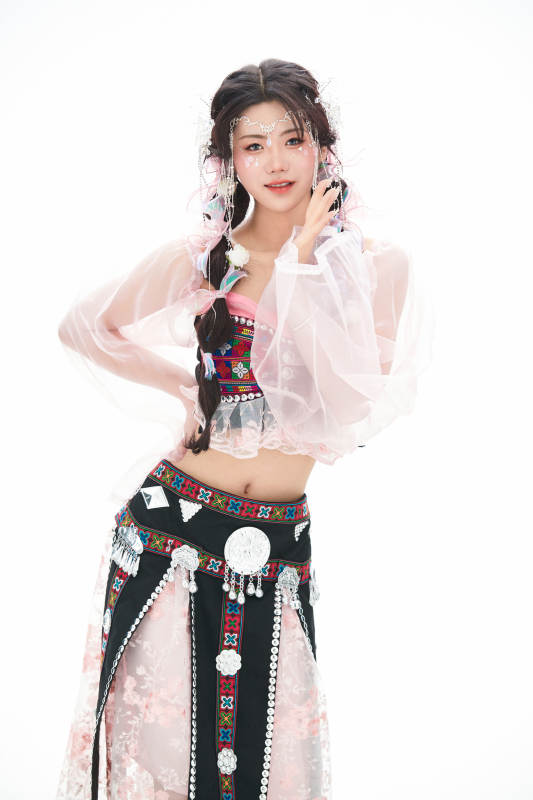 身穿少数民族哈尼族网红族服饰的东方少女图片