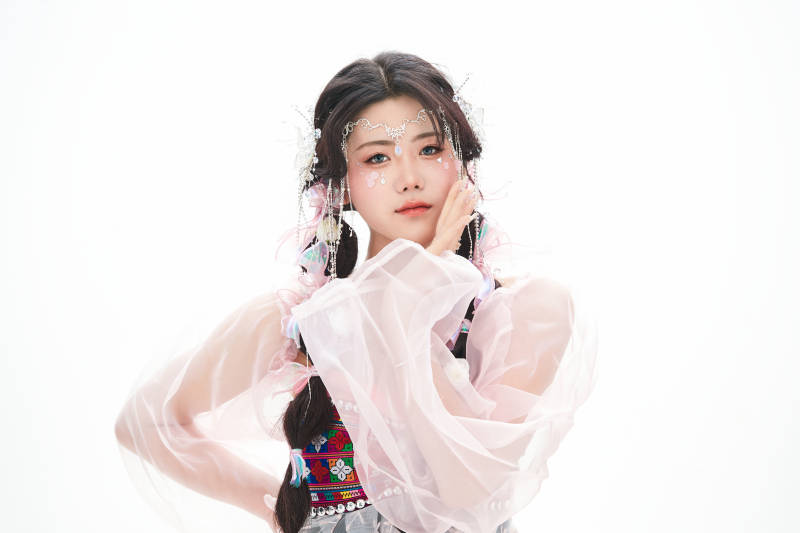 身穿少数民族哈尼族网红族服饰的东方少女图片