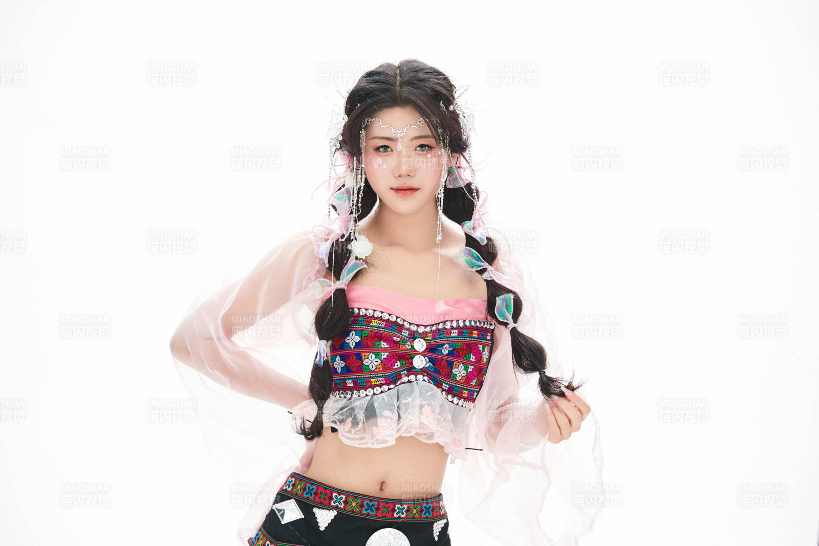 身穿少数民族哈尼族网红族服饰的东方少女图片