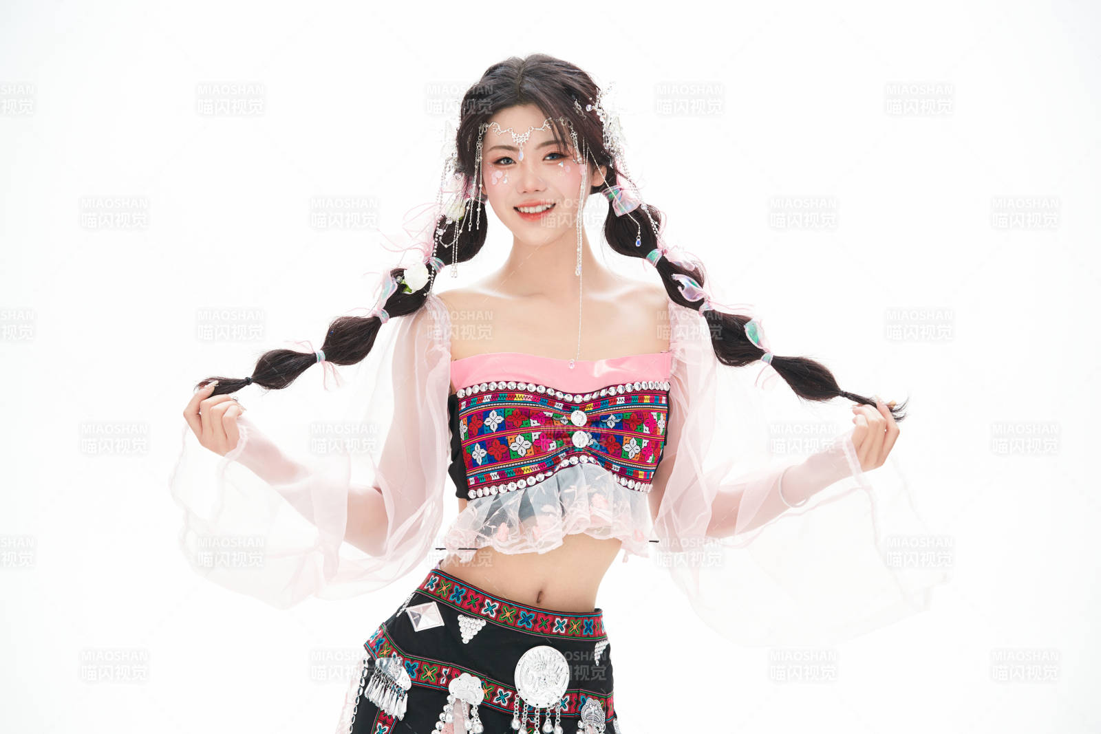 身穿少数民族哈尼族网红族服饰的东方少女图片