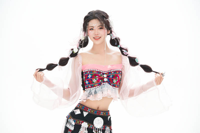 身穿少数民族哈尼族网红族服饰的东方少女图片