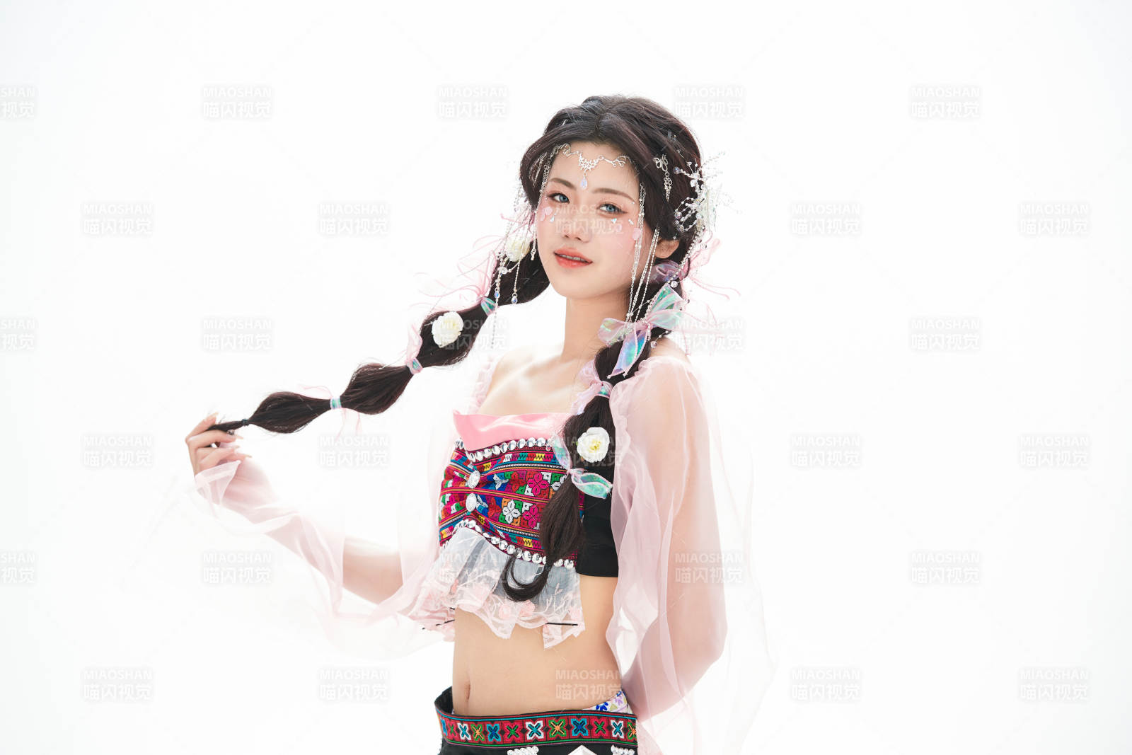 身穿少数民族哈尼族网红族服饰的东方少女图片