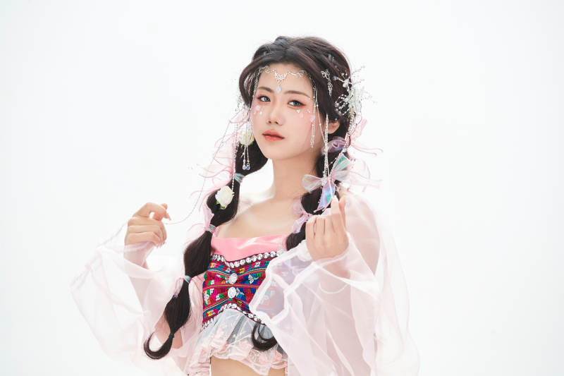 身穿少数民族哈尼族网红族服饰的东方少女图片