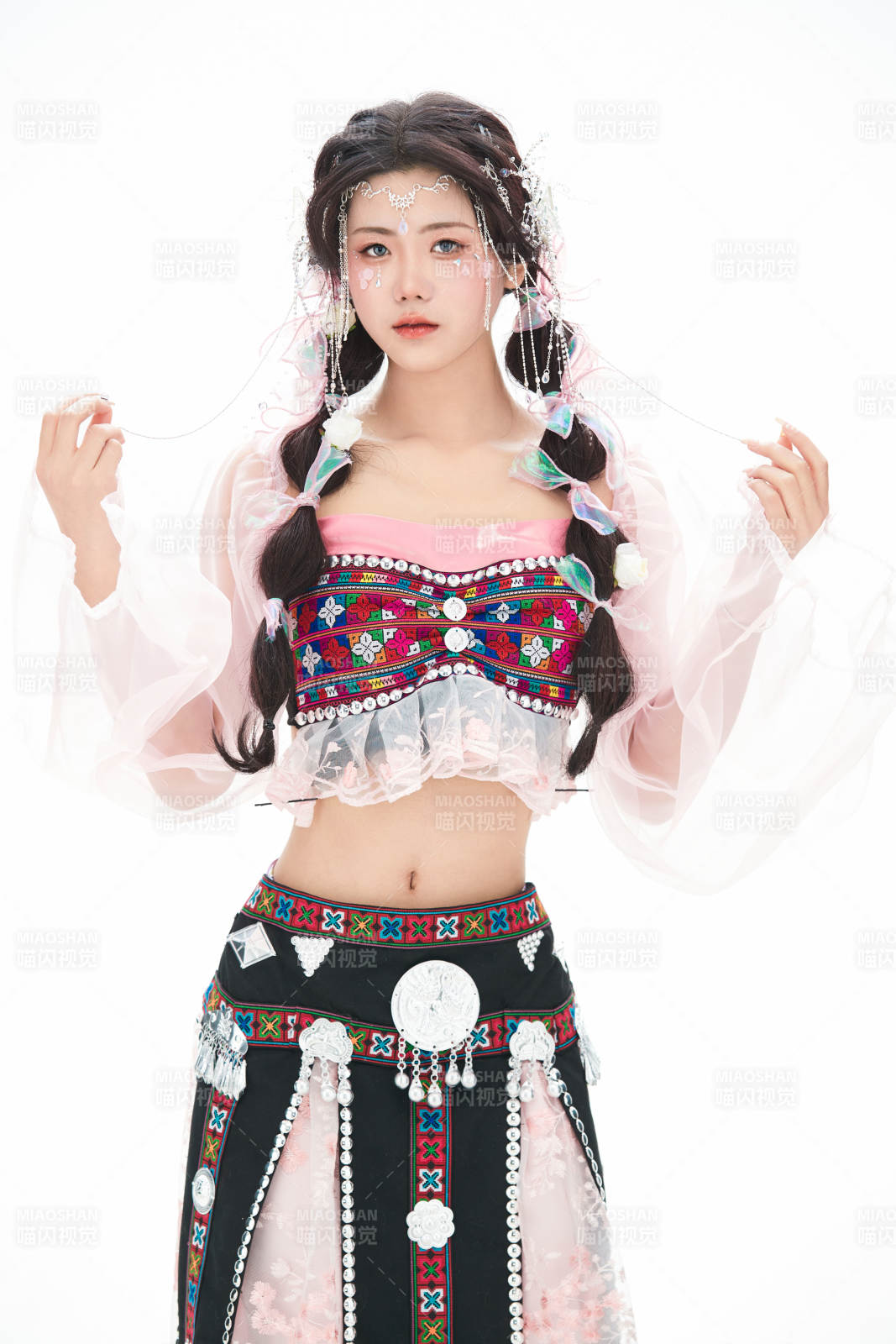 身穿少数民族哈尼族网红族服饰的东方少女图片