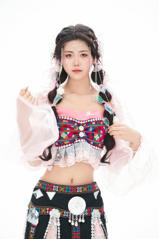 身穿少数民族哈尼族网红族服饰的东方少女图片