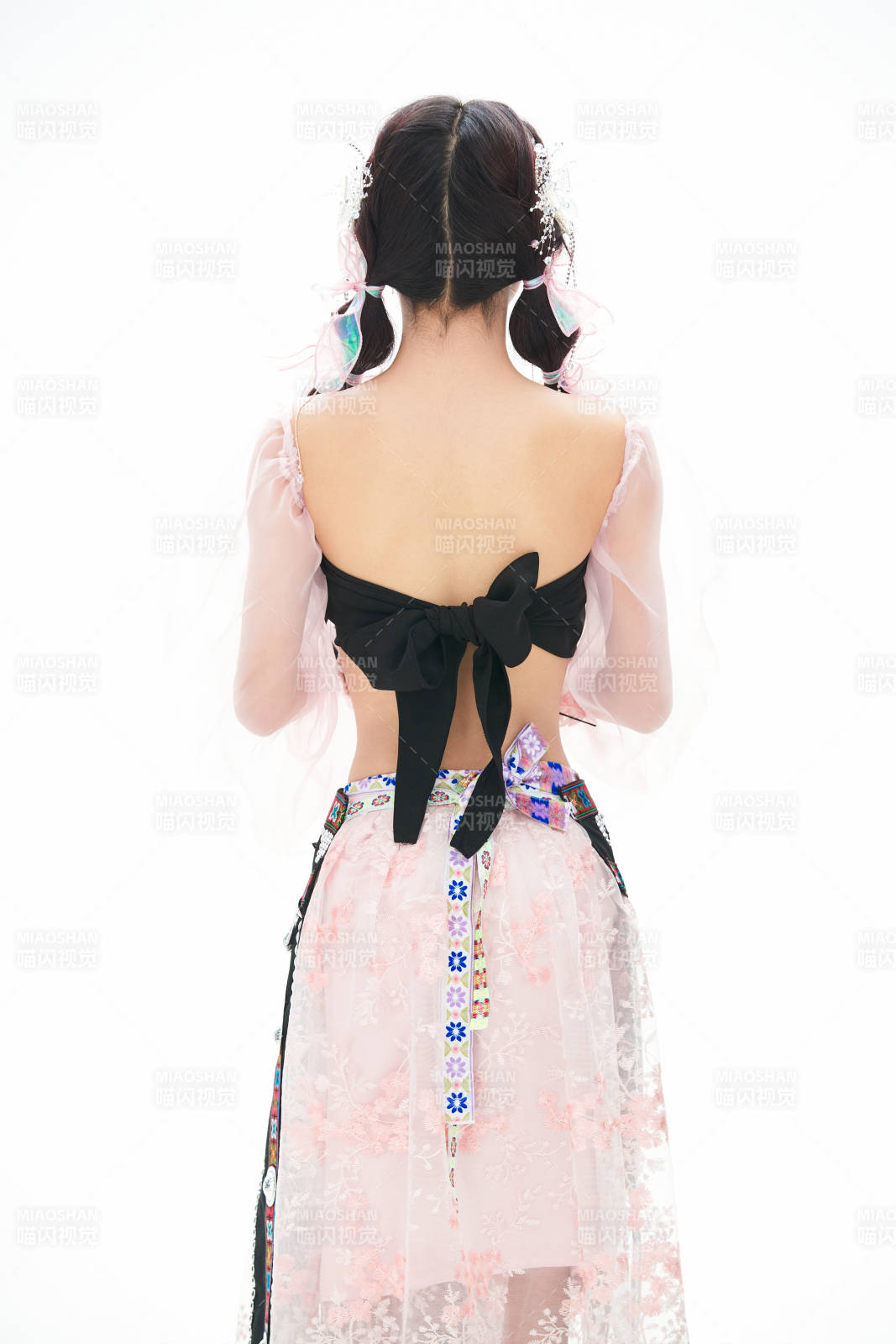 身穿少数民族哈尼族网红族服饰的东方少女图片