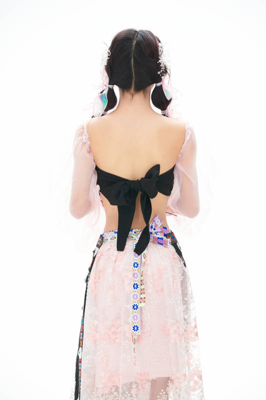 身穿少数民族哈尼族网红族服饰的东方少女图片