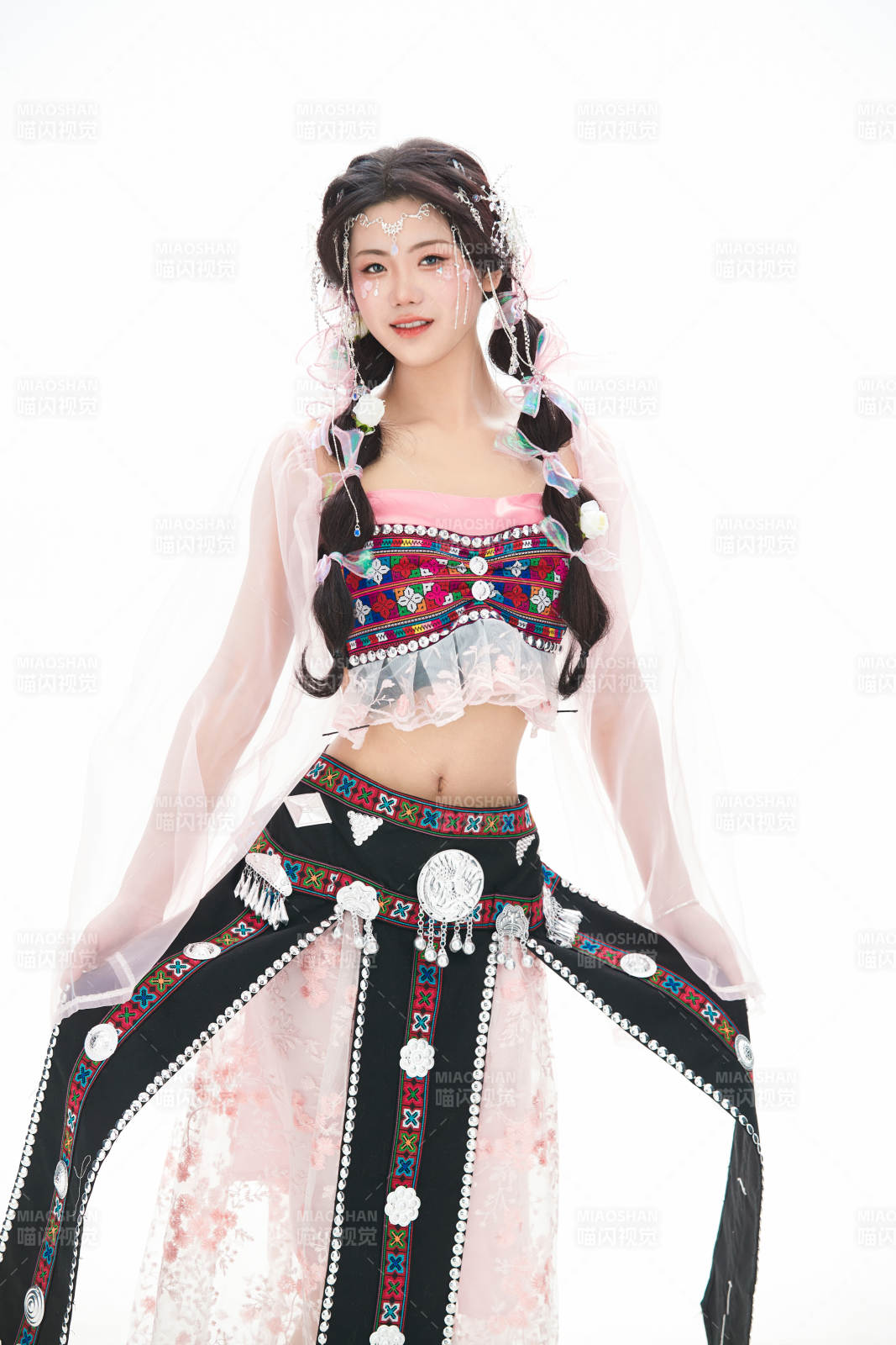 身穿少数民族哈尼族网红族服饰的东方少女图片