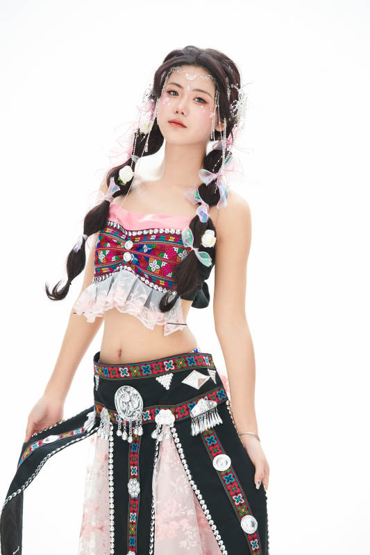 身穿少数民族哈尼族网红族服饰的东方少女图片