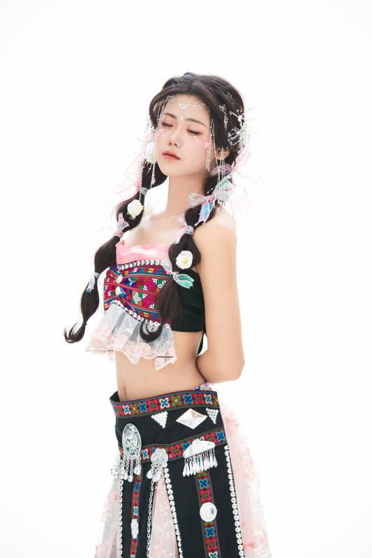 身穿少数民族哈尼族网红族服饰的东方少女图片