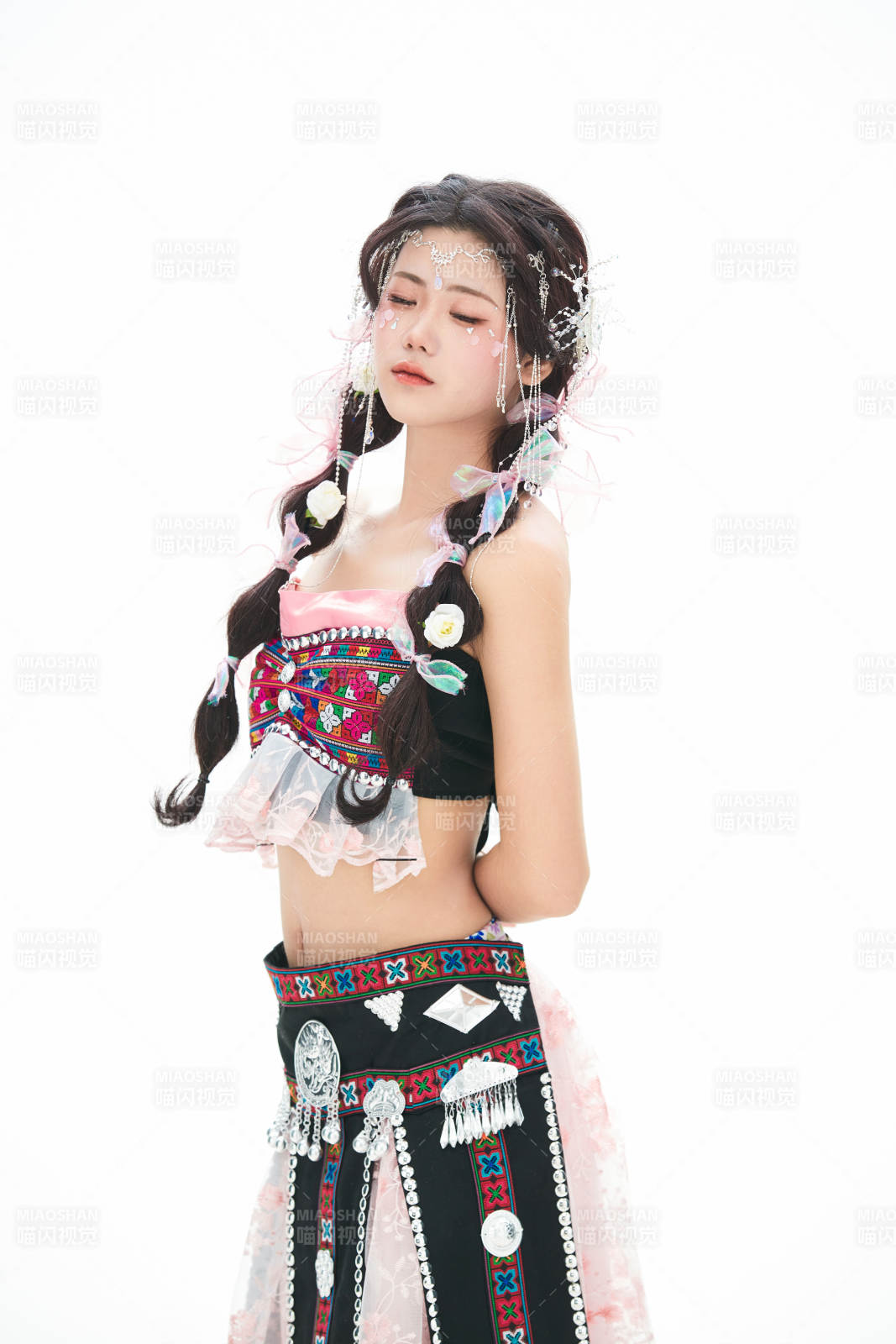 身穿少数民族哈尼族网红族服饰的东方少女图片