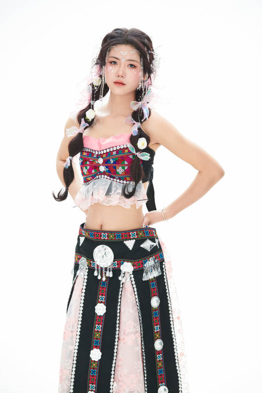 身穿少数民族哈尼族网红族服饰的东方少女图片