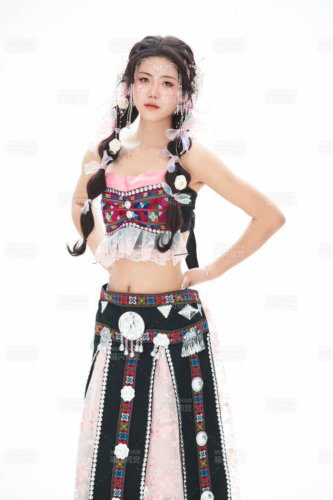 身穿少数民族哈尼族网红族服饰的东方少女图片