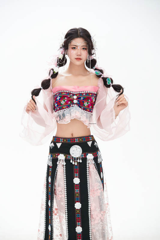 身穿少数民族哈尼族网红族服饰的东方少女图片
