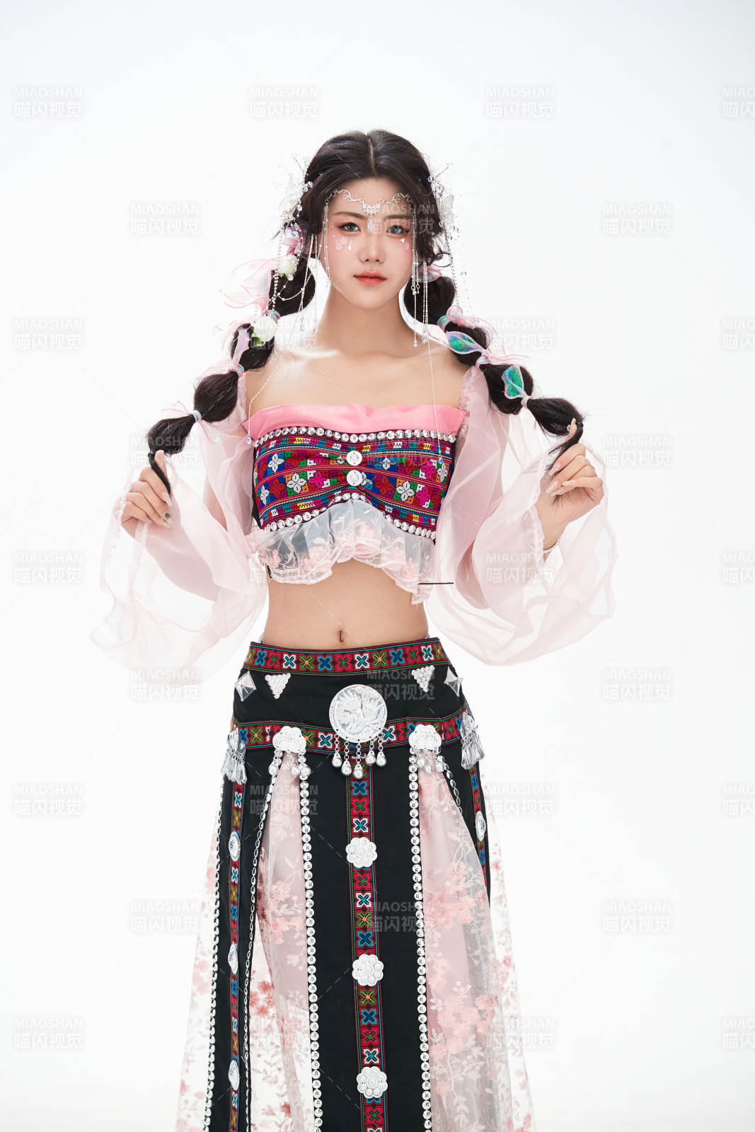 身穿少数民族哈尼族网红族服饰的东方少女图片