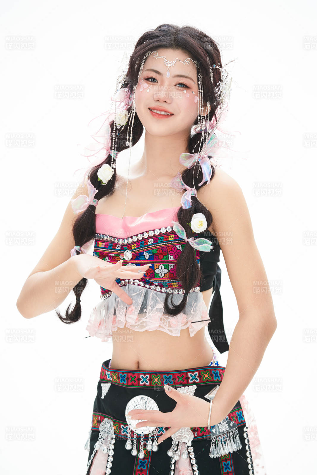 身穿少数民族哈尼族网红族服饰的东方少女图片