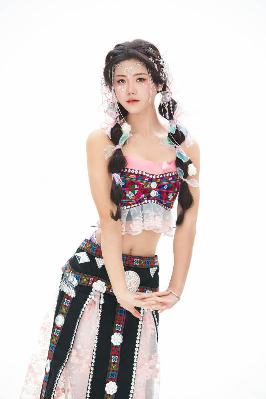 身穿少数民族哈尼族网红族服饰的东方少女图片
