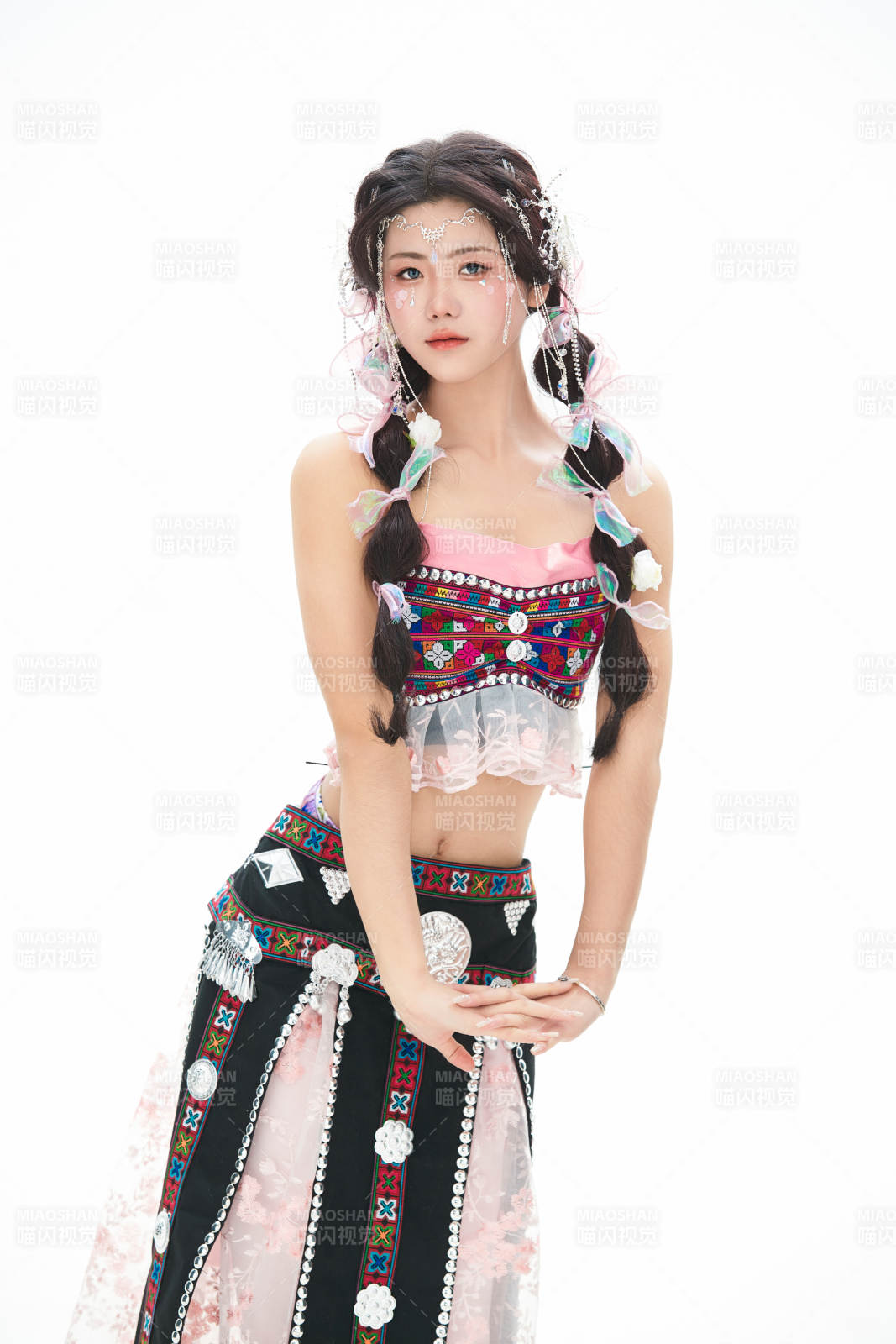 身穿少数民族哈尼族网红族服饰的东方少女图片