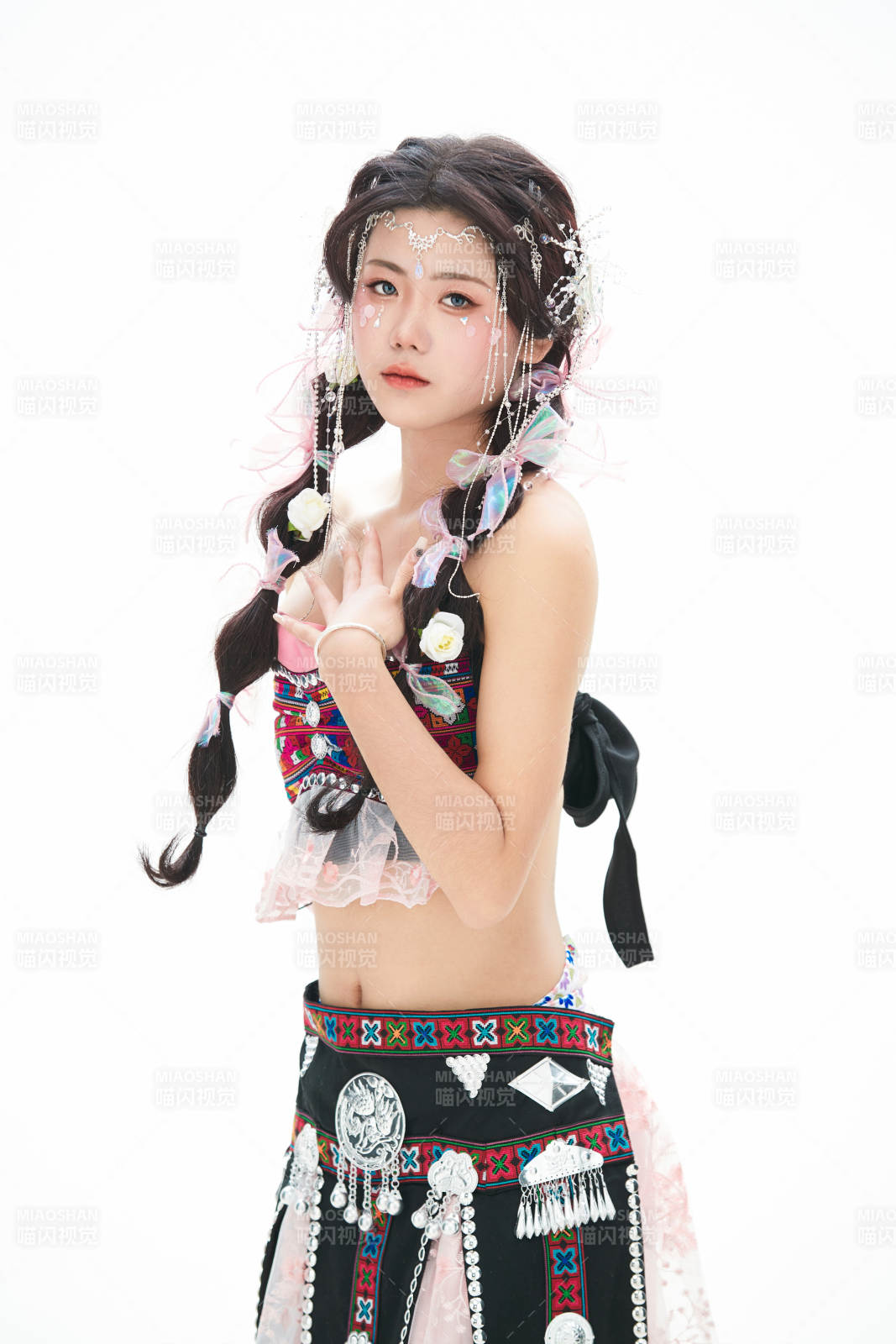 身穿少数民族哈尼族网红族服饰的东方少女图片