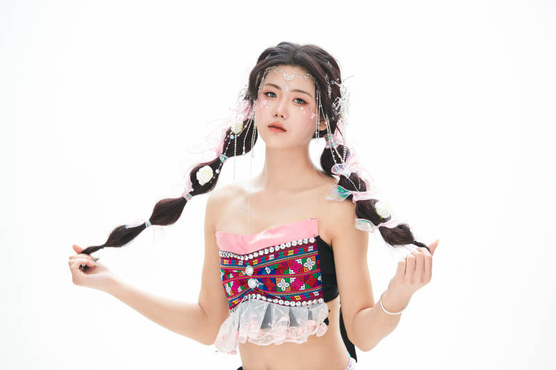 身穿少数民族哈尼族网红族服饰的东方少女图片