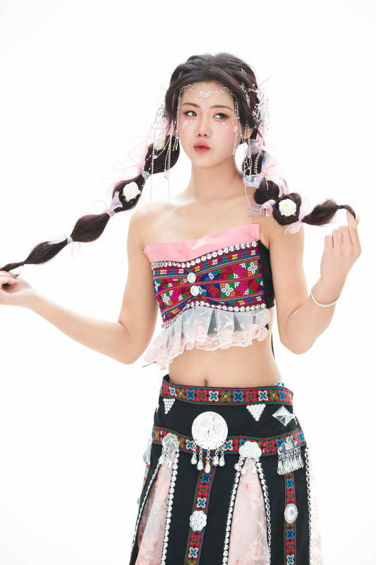 身穿少数民族哈尼族网红族服饰的东方少女图片
