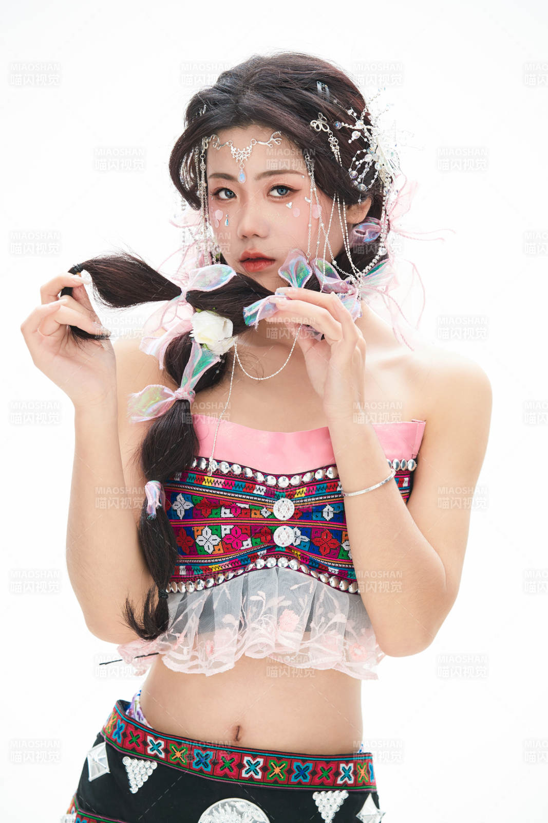 身穿少数民族哈尼族网红族服饰的东方少女图片