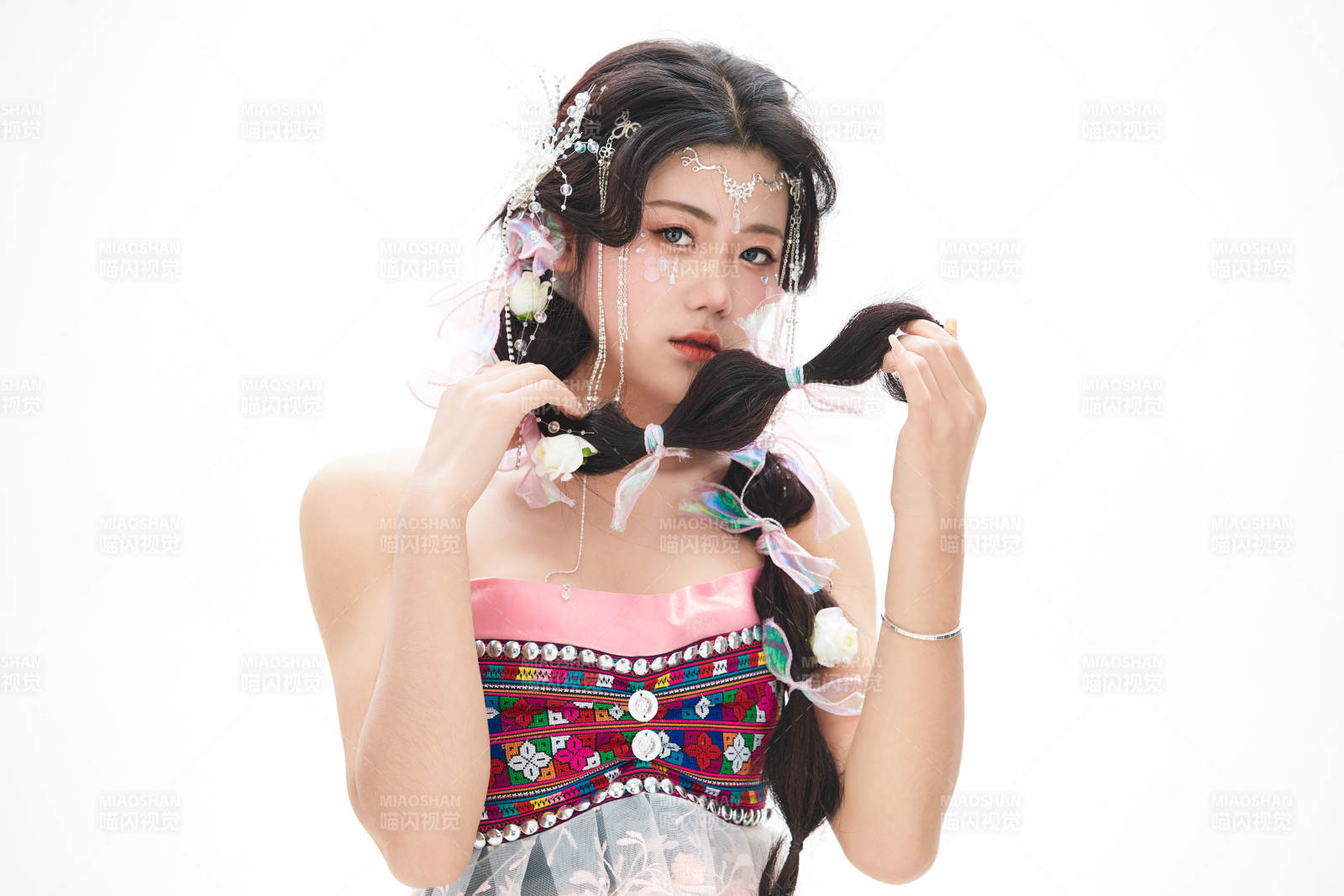 身穿少数民族哈尼族网红族服饰的东方少女图片