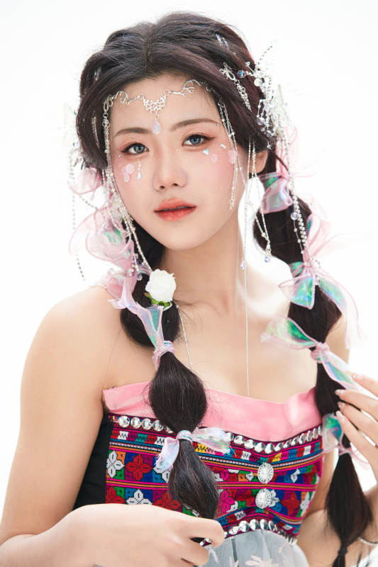 身穿少数民族哈尼族网红族服饰的东方少女图片