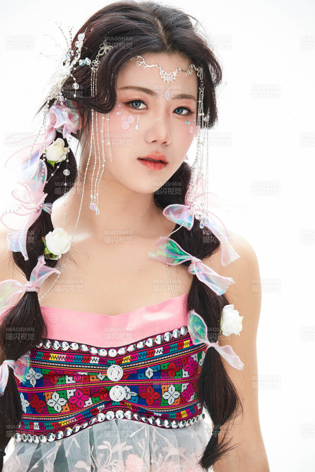 身穿少数民族哈尼族网红族服饰的东方少女图片