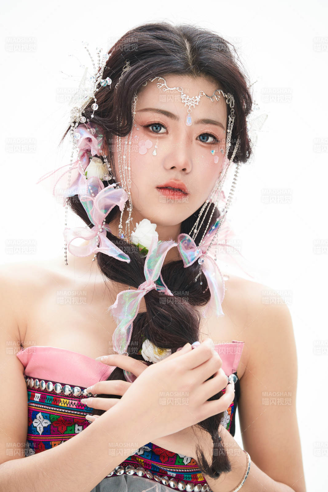 身穿少数民族哈尼族网红族服饰的东方少女图片