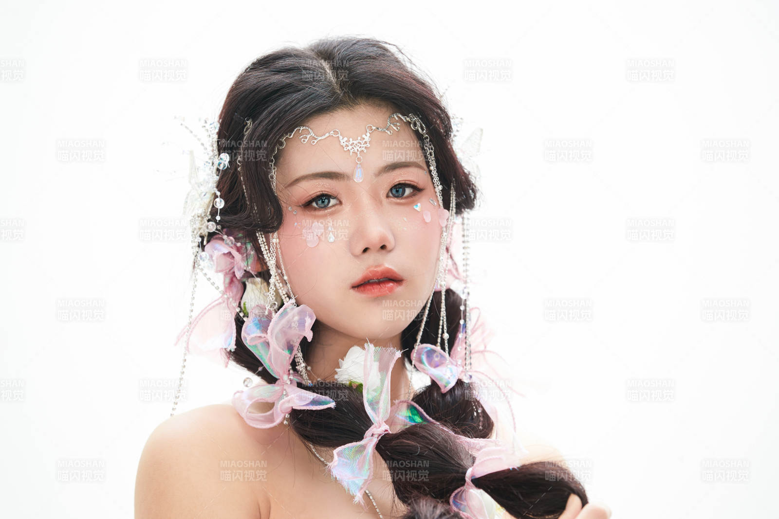 身穿少数民族哈尼族网红族服饰的东方少女图片