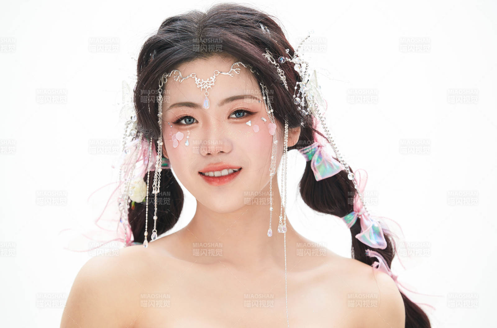 身穿少数民族哈尼族网红族服饰的东方少女图片