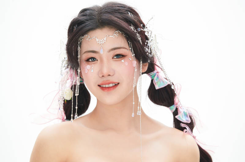 身穿少数民族哈尼族网红族服饰的东方少女图片