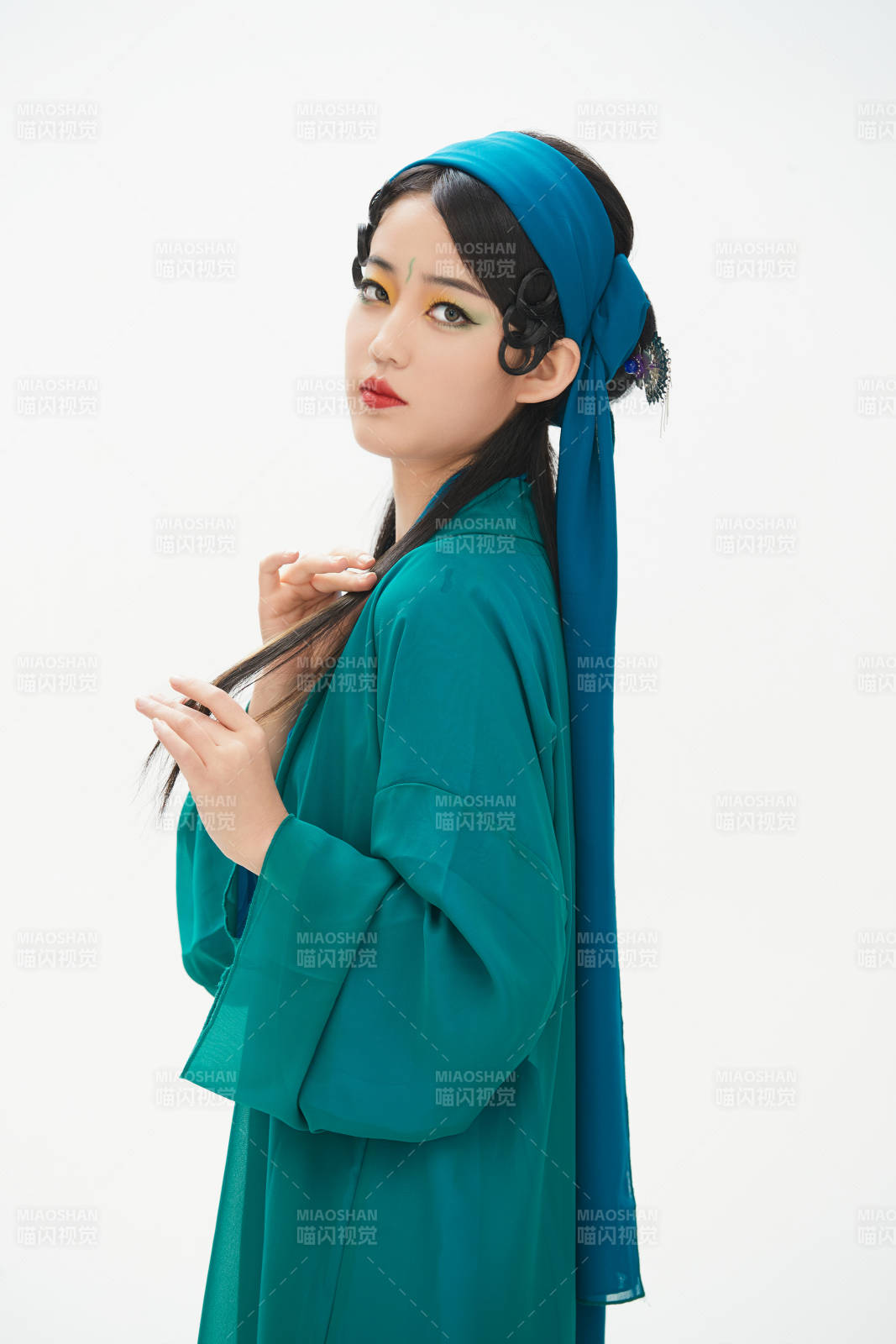 民间故事白蛇传中小青服饰妆面的亚洲少女图片