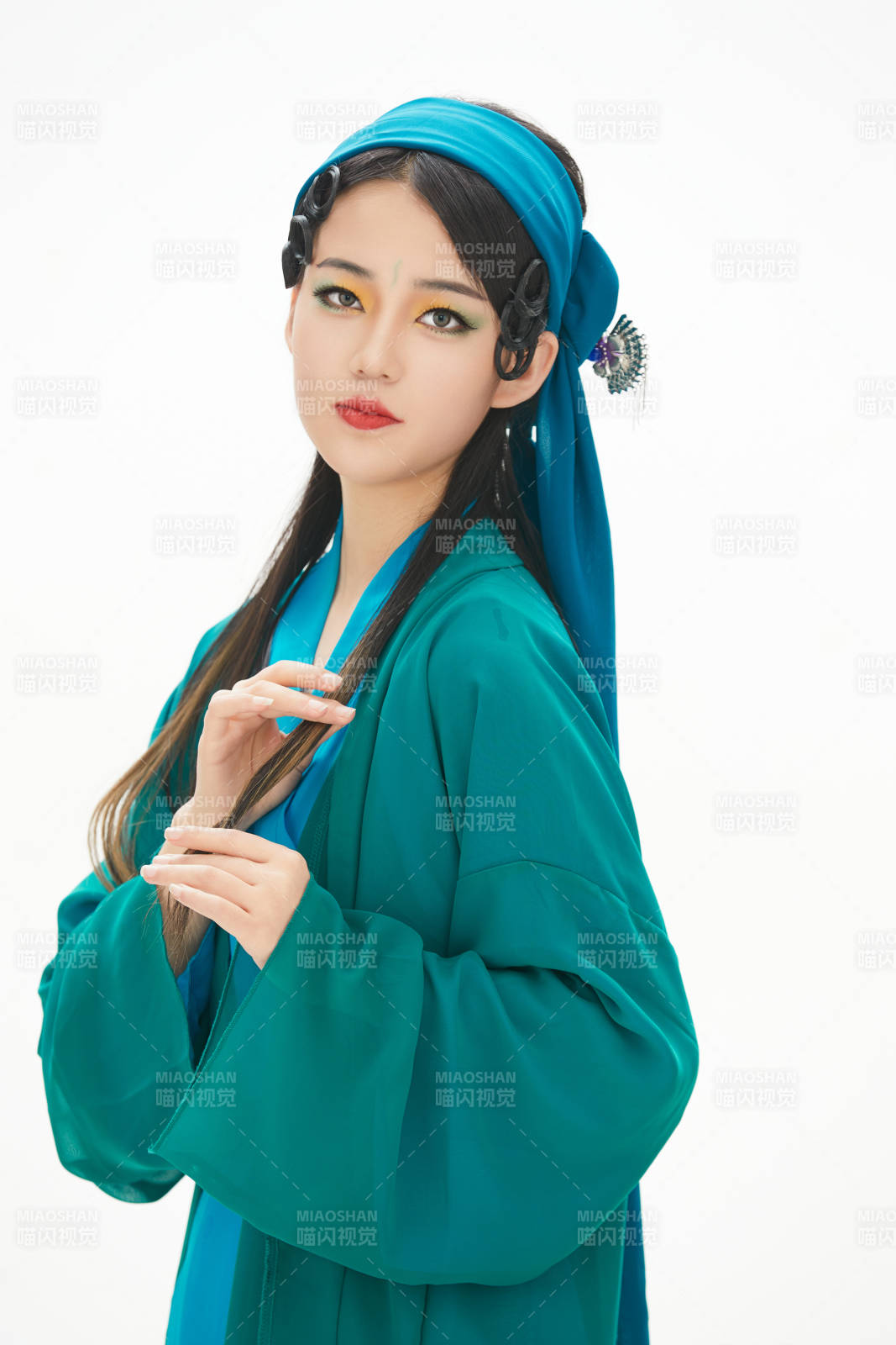 民间故事白蛇传中小青服饰妆面的亚洲少女图片