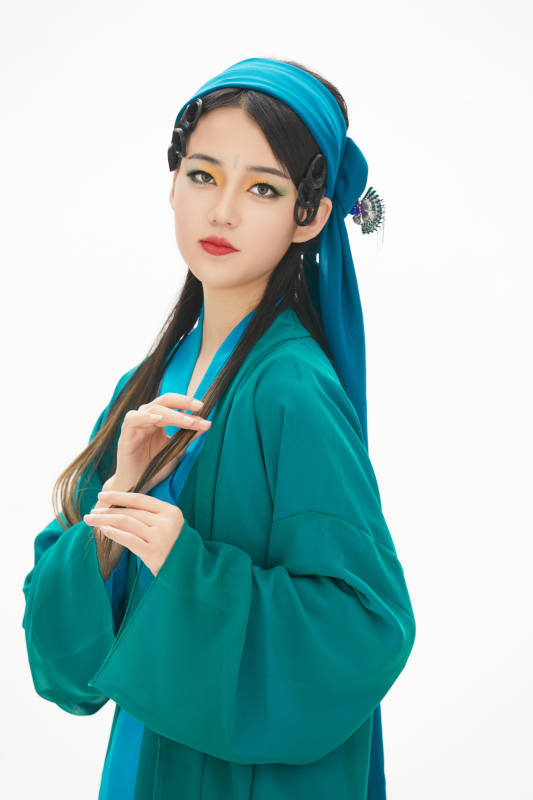 民间故事白蛇传中小青服饰妆面的亚洲少女图片