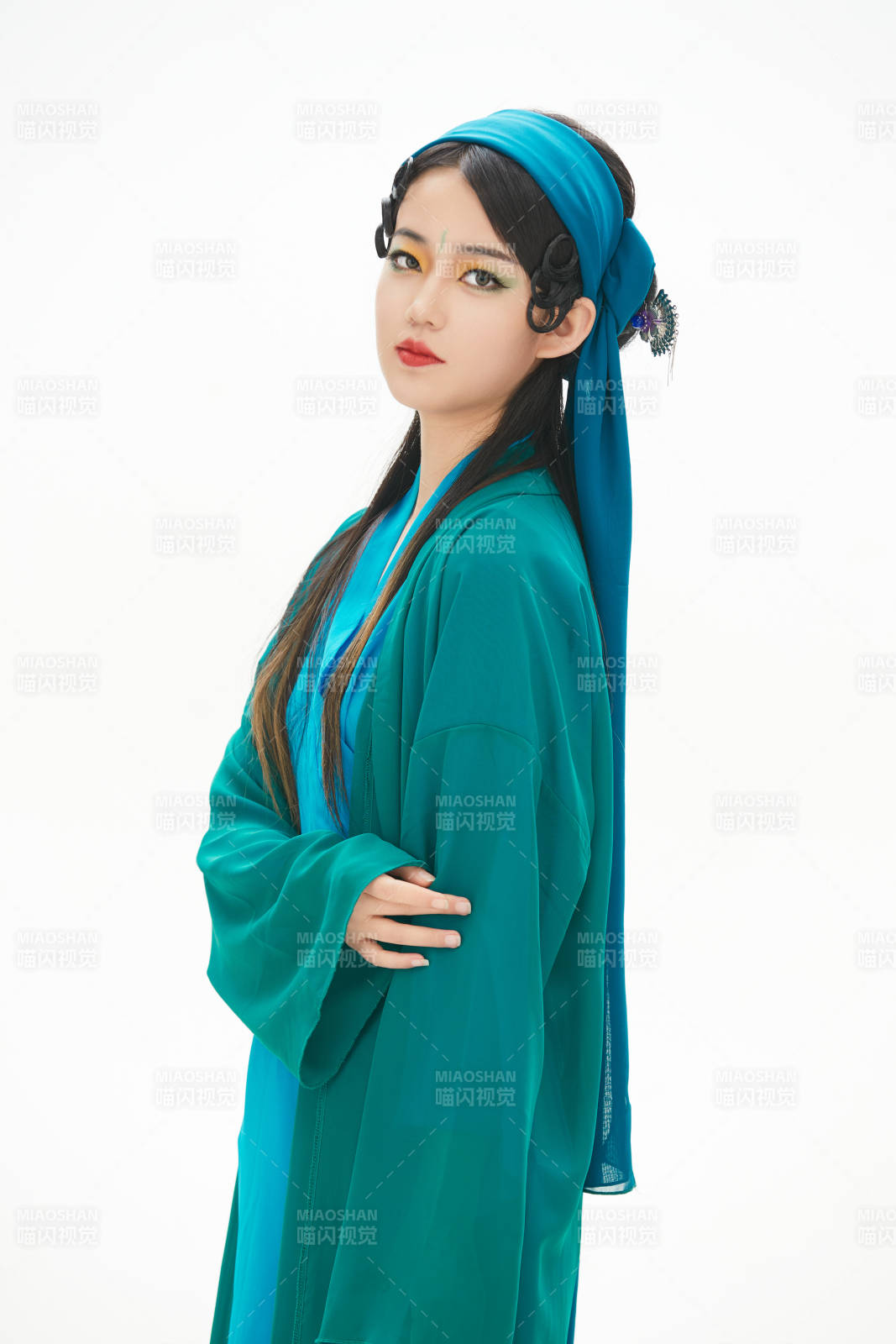 民间故事白蛇传中小青服饰妆面的亚洲少女图片