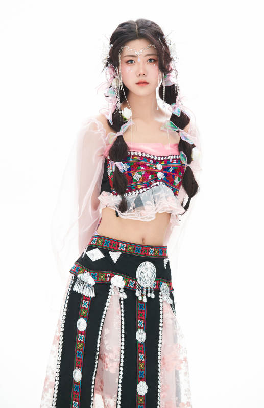 身穿少数民族哈尼族网红族服饰的东方少女图片