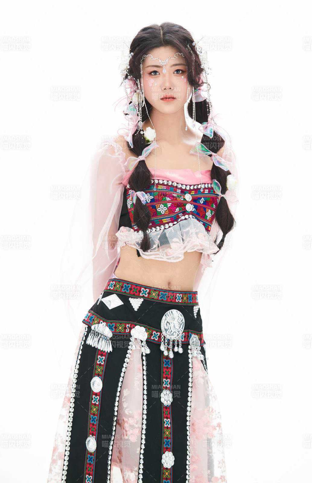 身穿少数民族哈尼族网红族服饰的东方少女图片