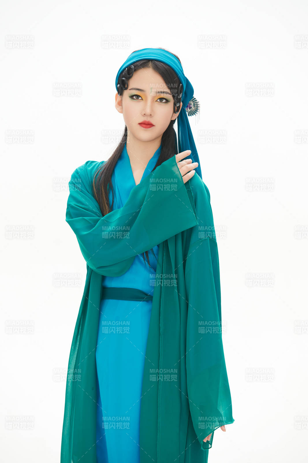 民间故事白蛇传中小青服饰妆面的亚洲少女图片