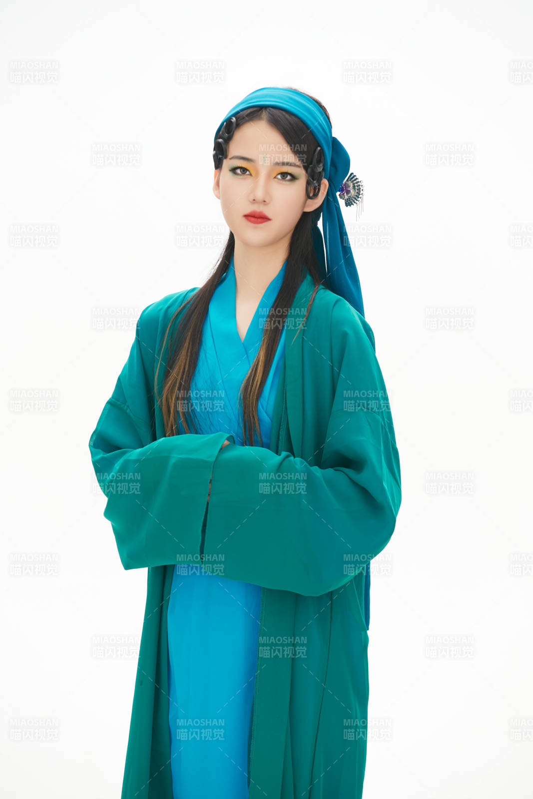 民间故事白蛇传中小青服饰妆面的亚洲少女图片