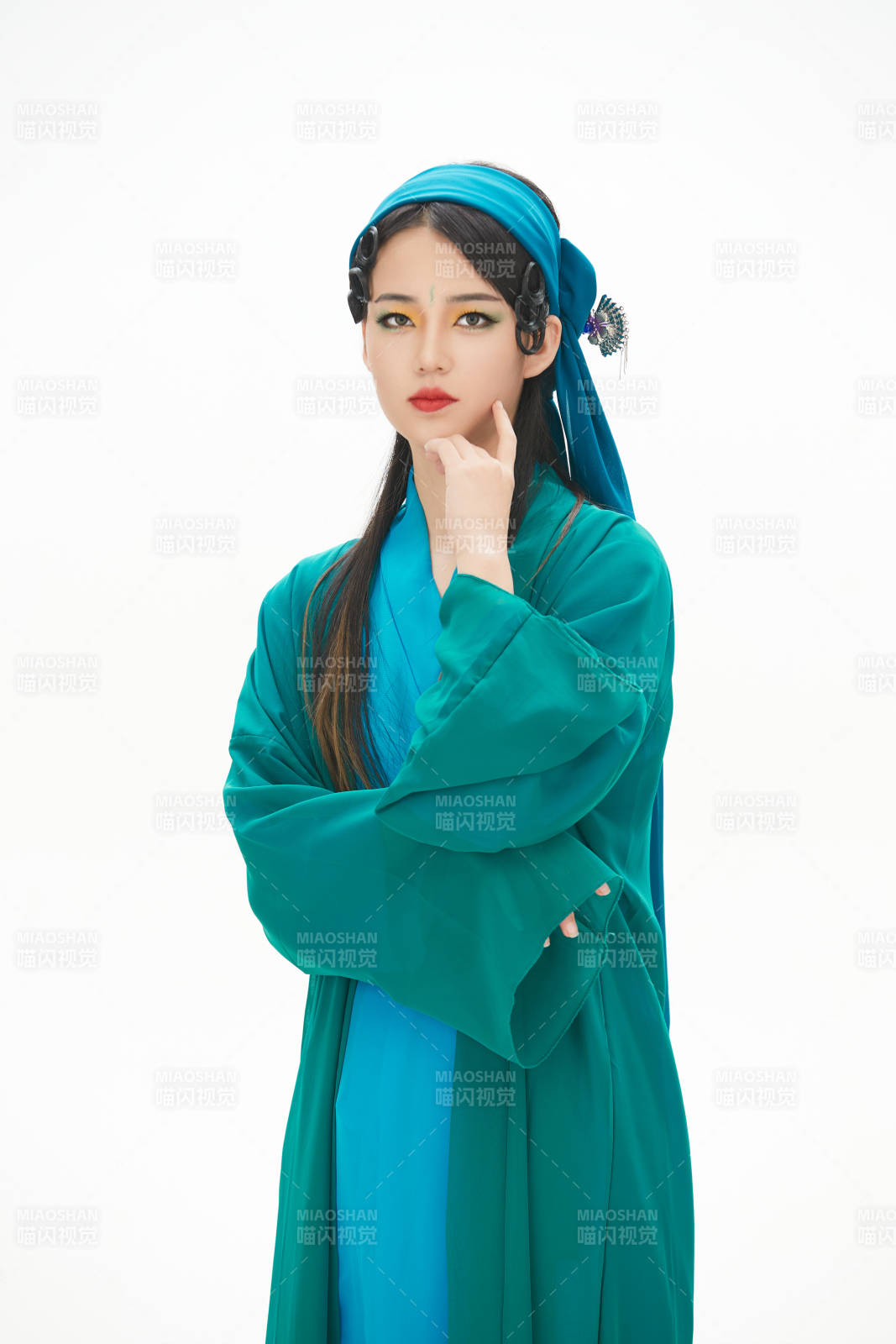 民间故事白蛇传中小青服饰妆面的亚洲少女图片