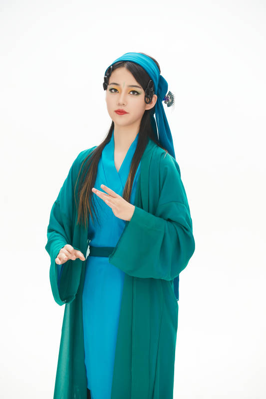 民间故事白蛇传中小青服饰妆面的亚洲少女图片