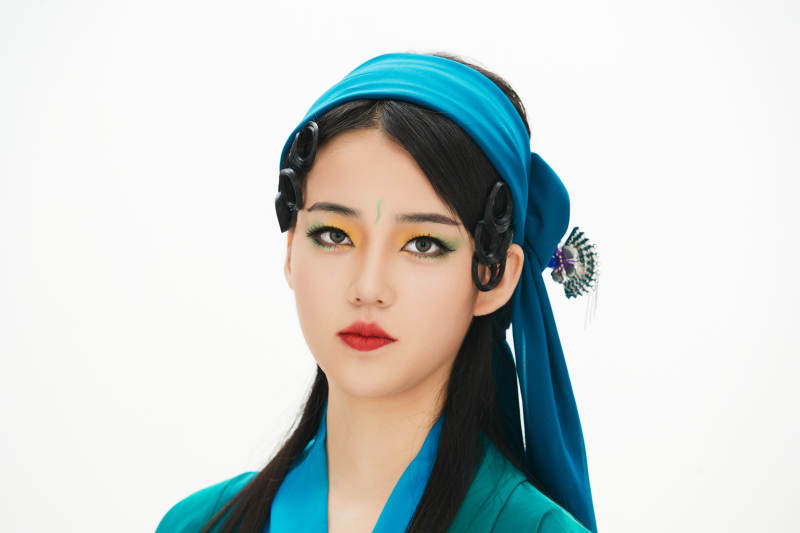 民间故事白蛇传中小青服饰妆面的亚洲少女图片