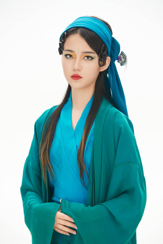 民间故事白蛇传中小青服饰妆面的亚洲少女图片