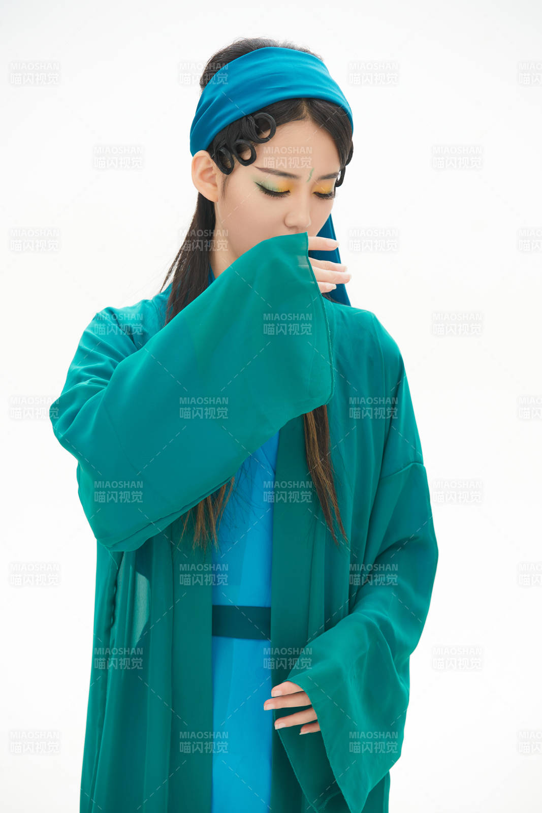 民间故事白蛇传中小青服饰妆面的亚洲少女图片