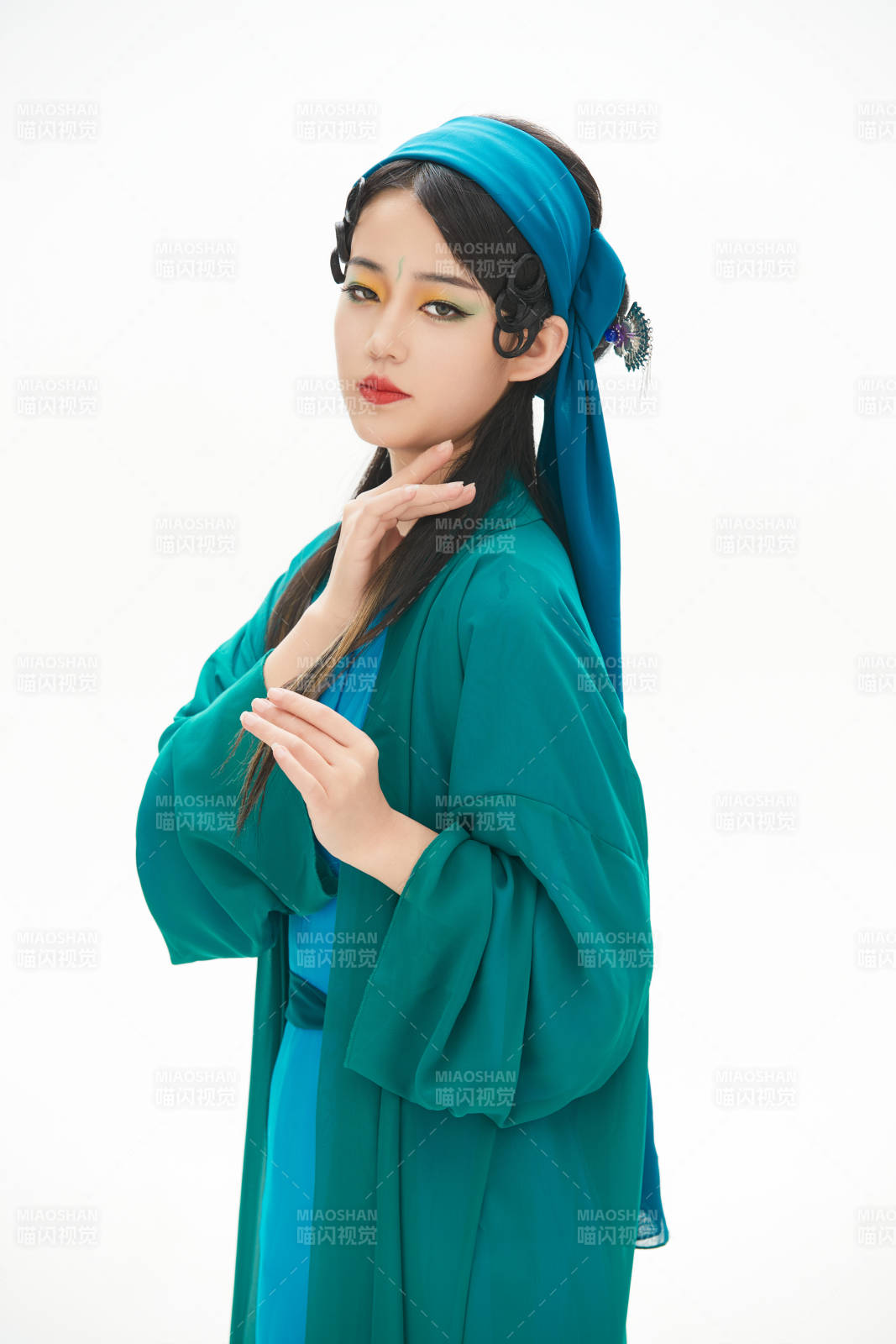 民间故事白蛇传中小青服饰妆面的亚洲少女图片