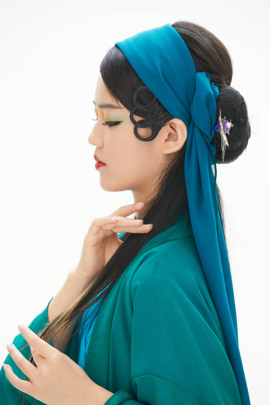 民间故事白蛇传中小青服饰妆面的亚洲少女图片