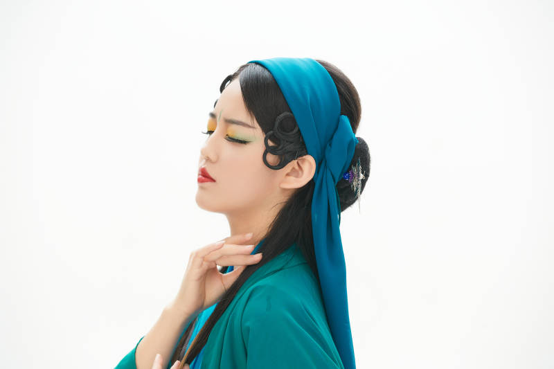 民间故事白蛇传中小青服饰妆面的亚洲少女图片