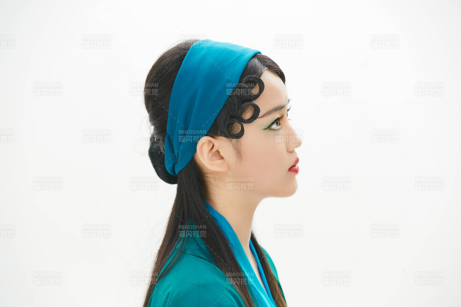 民间故事白蛇传中小青服饰妆面的亚洲少女图片